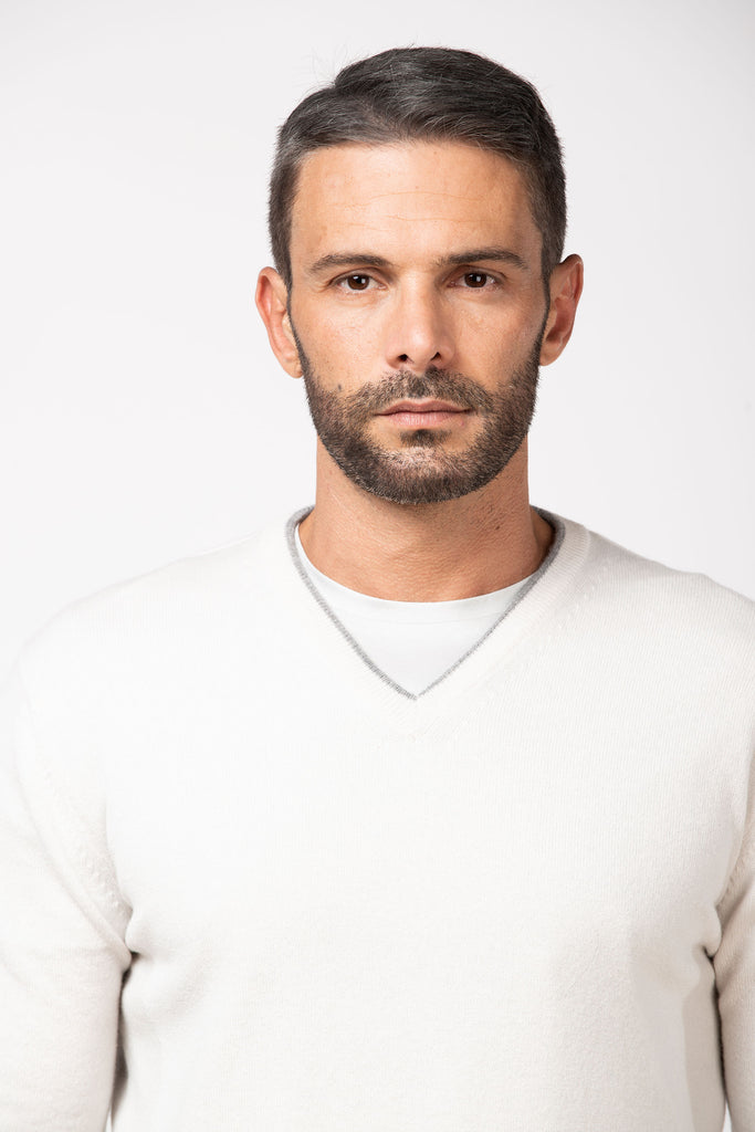 Scollo a V in cashmere Stucco B 3