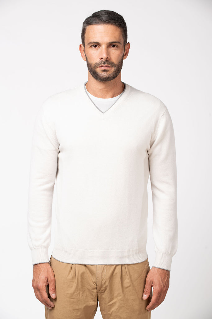 Scollo a V in cashmere Stucco B 5